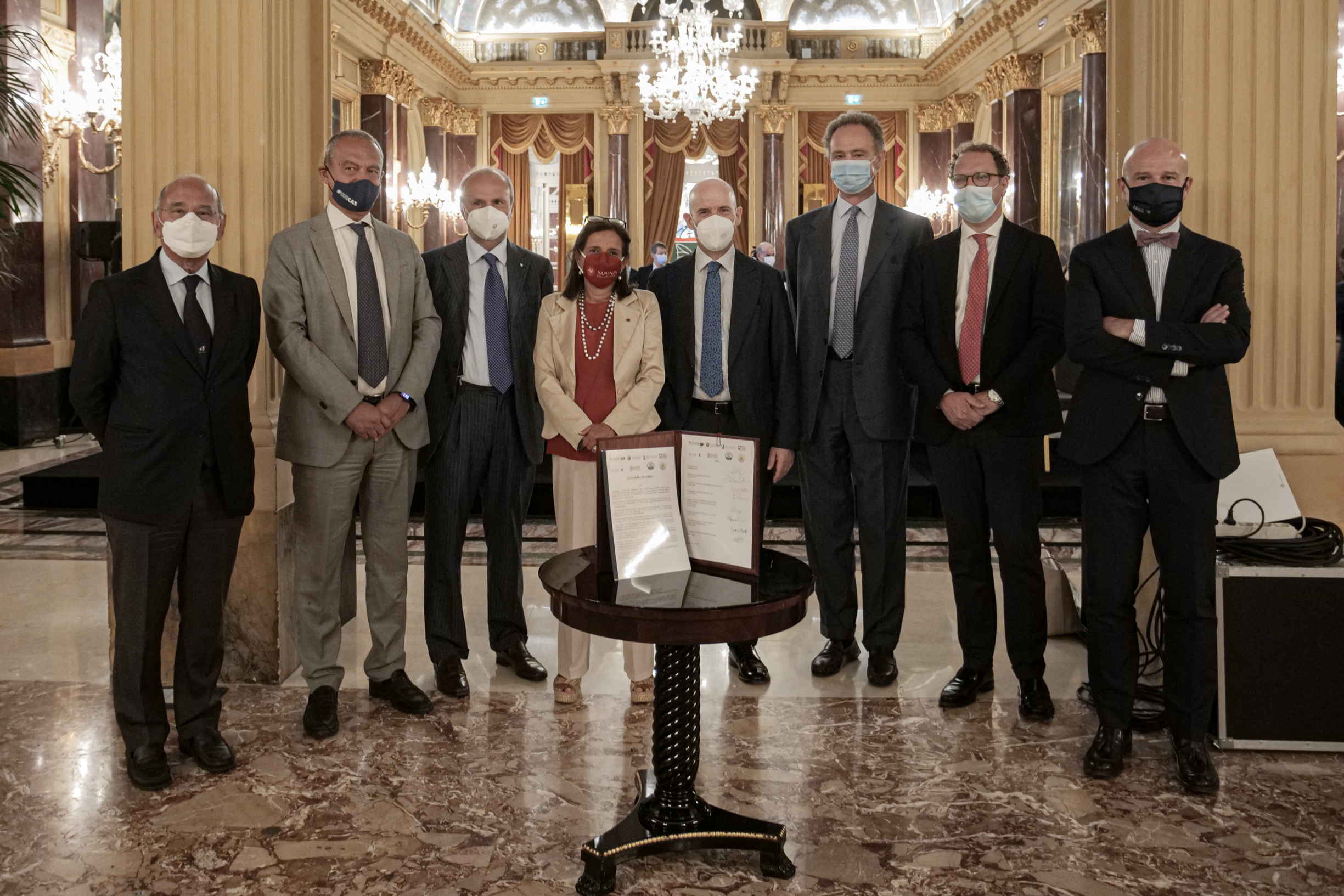 i rettori dei 7 atenei firmatari con il presidente di Unindustria Camilli